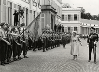 94936 Afbeelding van de inspectie van militairen van de Prinses Irenebrigade door Koningin Juliana en Prins Bernhard ...